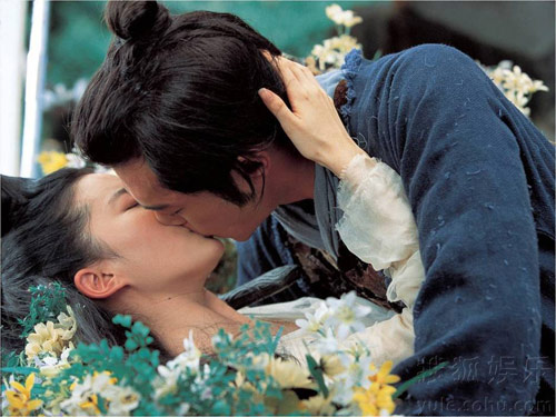 Liu Yifei Kiss 