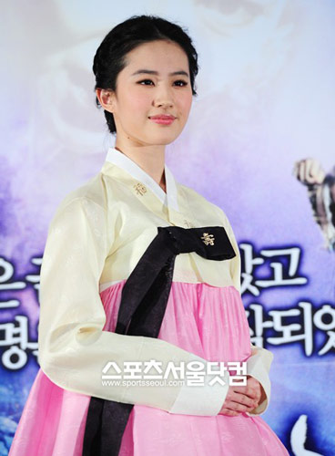 Liu Yifei wearing hanbok