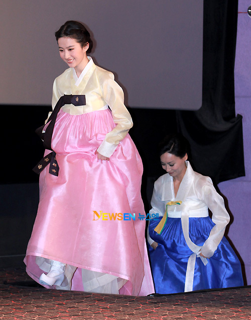 Liu Yifei & Kara Hui wearing hanbok