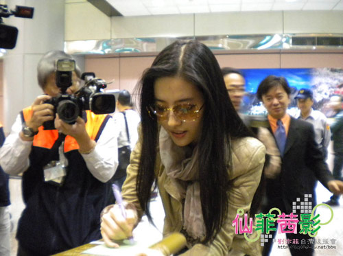 Liu Yifei in Taiwan airport 2011