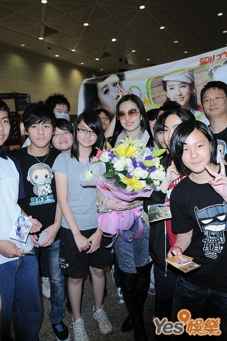 Liu Yifei in Taiwan airport with fans