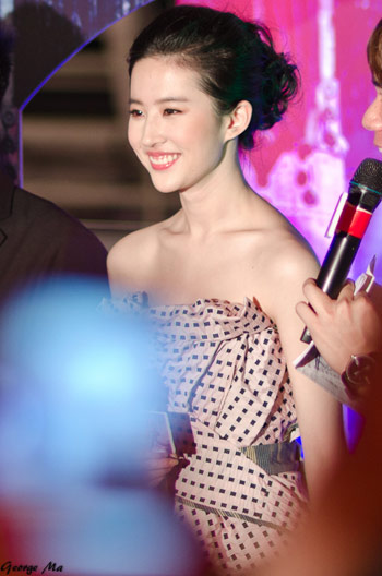 Crystal Liu red carpet