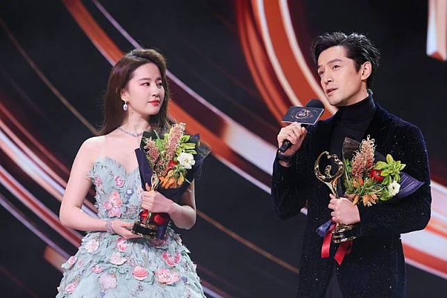 Actress Liu Yifei and actor Hu Ge give speech at 2022 Weibo Awards Ceremony 