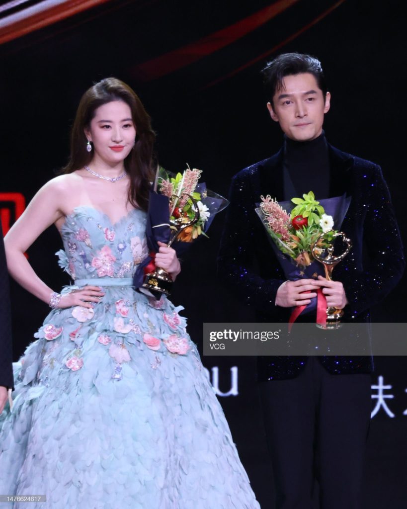 Actress Liu Yifei and actor Hu Ge win at Weibo Awards Ceremony 