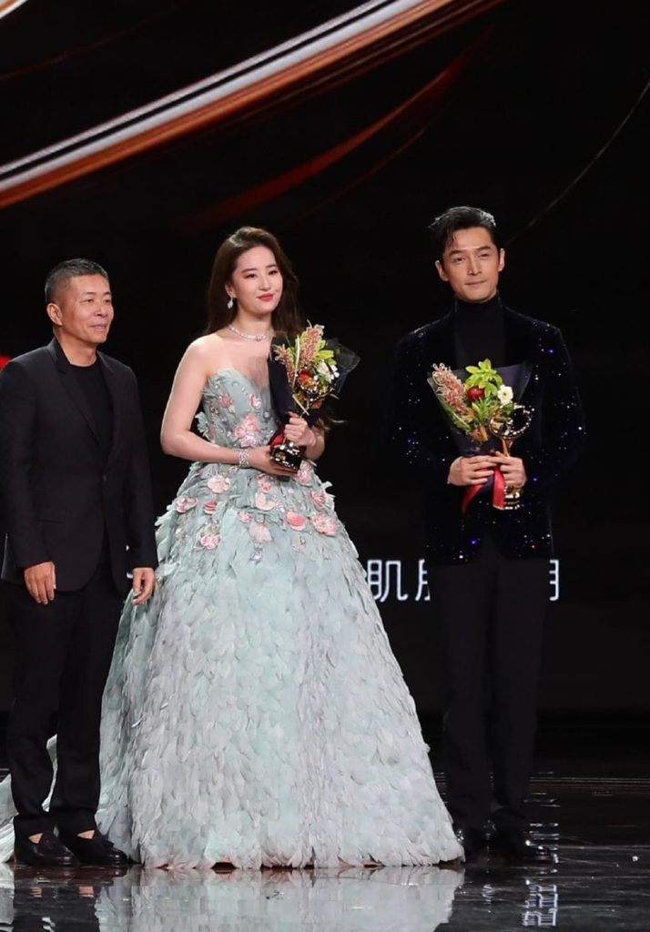 Actress Liu Yifei and actor Hu Ge at 2022 Weibo Awards Ceremony 