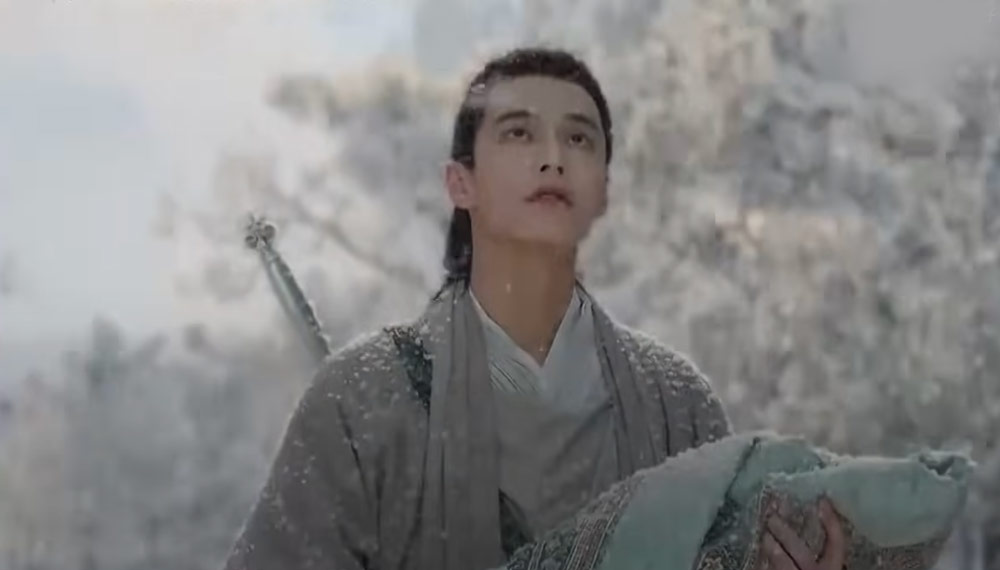 He Yu as Li Xiaoyao walking alone with Yiru in his arms (Sword and Fairy 2024)